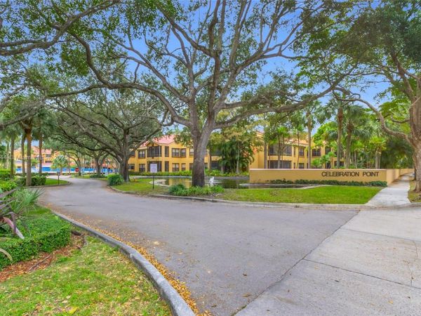 15563 N Miami Lakeway N, Miami Lakes, FL 33014