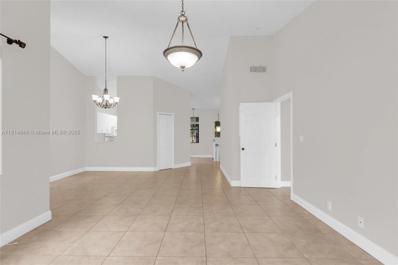 15563 N Miami Lakeway N, Miami Lakes, FL 33014 Photo