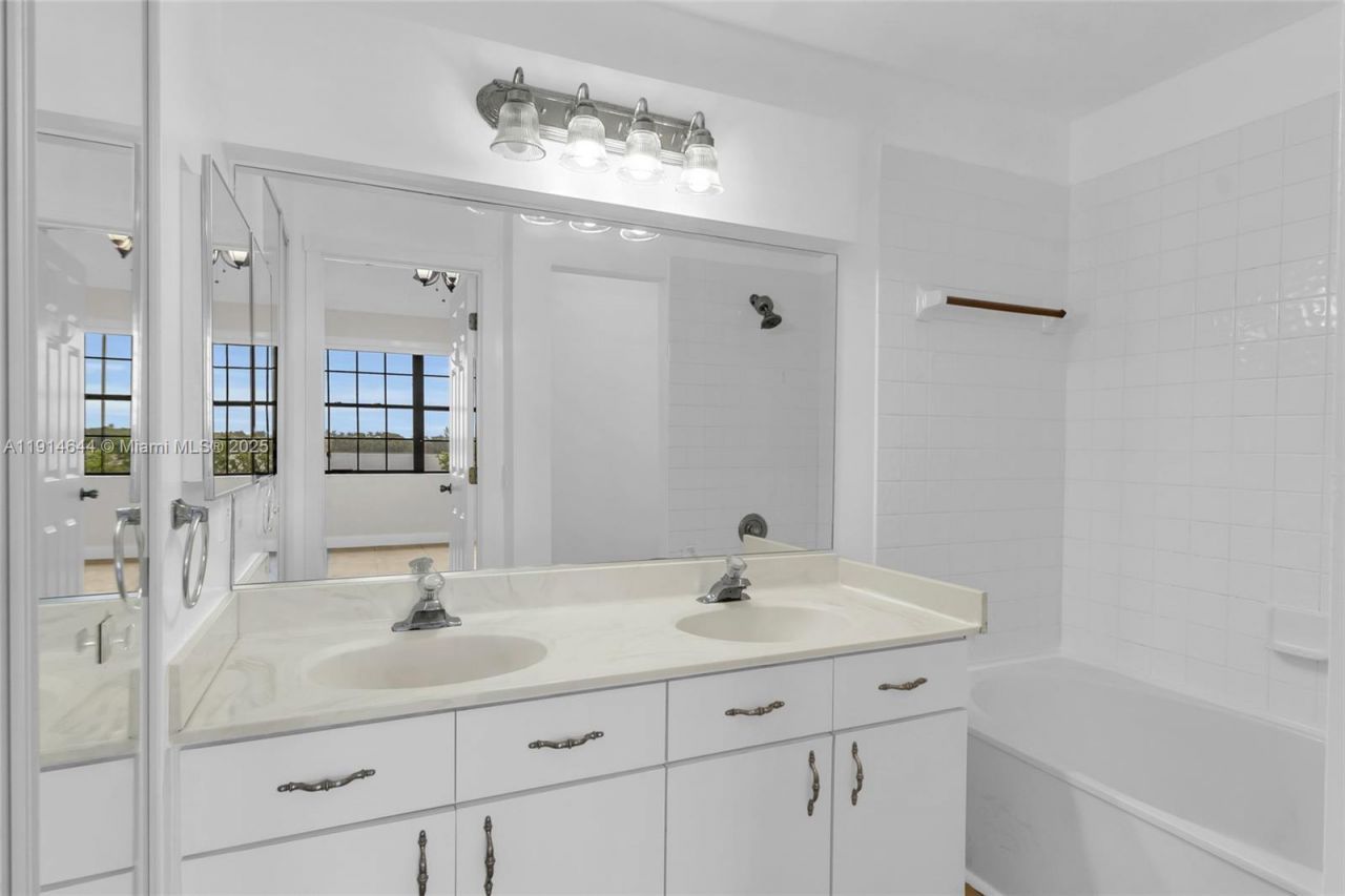 15563 N Miami Lakeway N, Miami Lakes, FL 33014 Photo