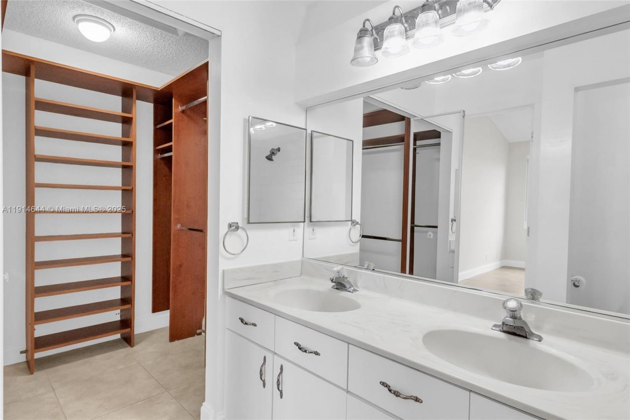 15563 N Miami Lakeway N, Miami Lakes, FL 33014 Photo