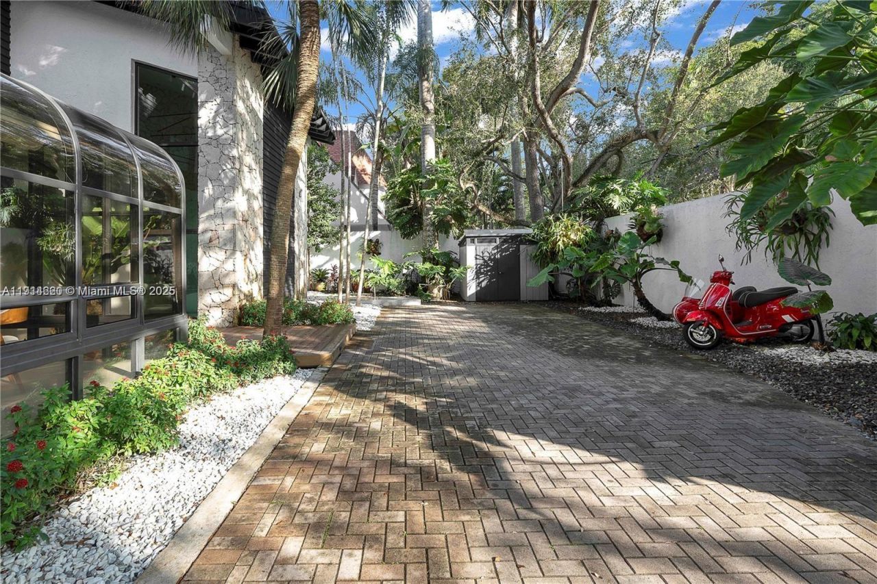 3760 S Douglas Rd, Miami, FL 33133 Photo