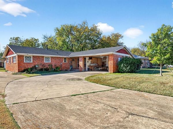 1722 Morningside Drive , Gainesville, TX 76240