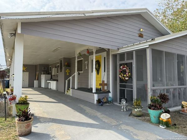 508 E Thornton, Three Rivers, TX 78071