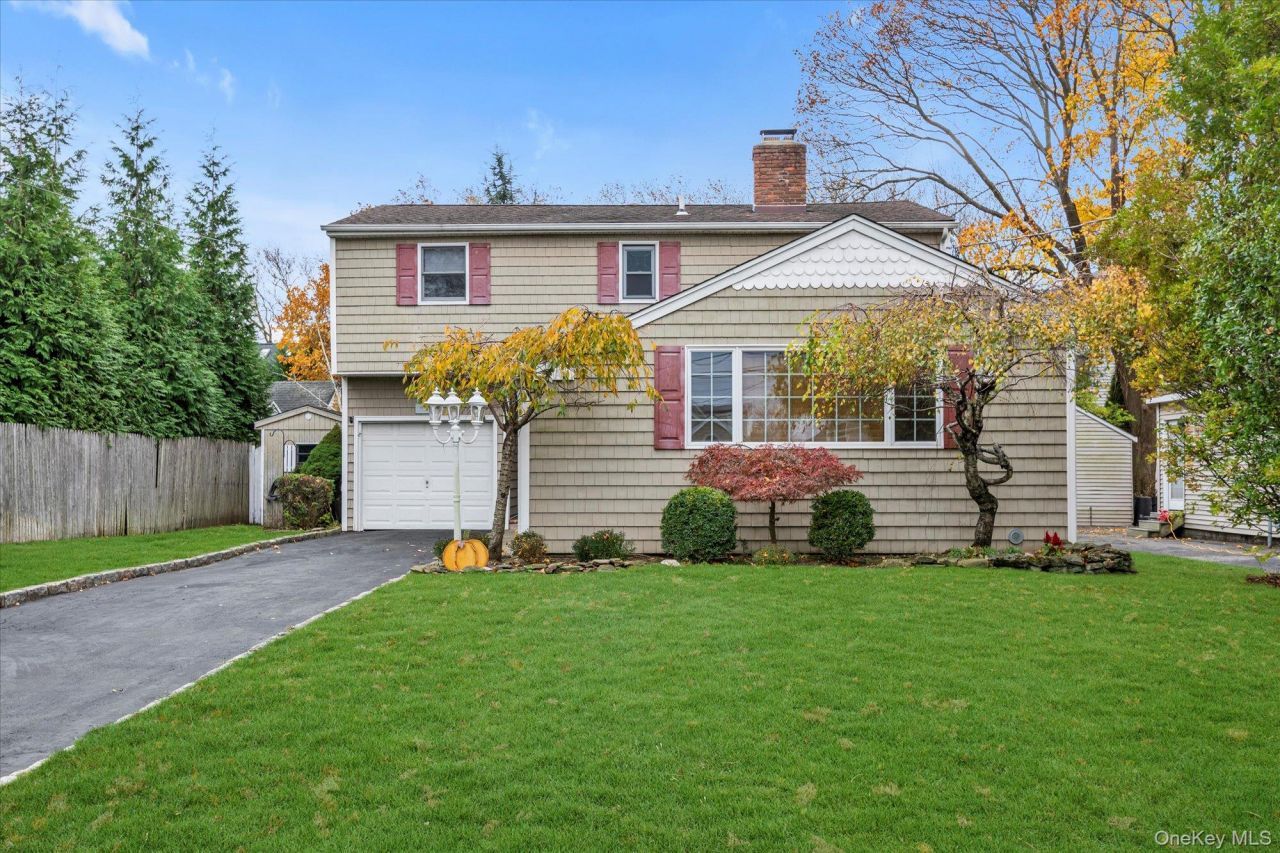 22 Fairview Road W, Massapequa, NY 11758 Main Photo