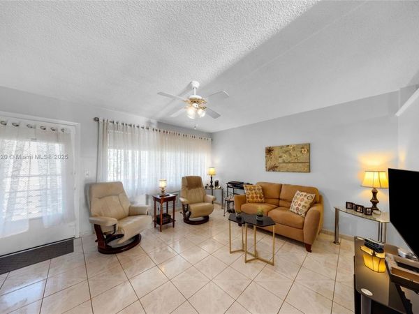 900 SW 10th Ter, Unit 14S, Hallandale Beach, FL 33009