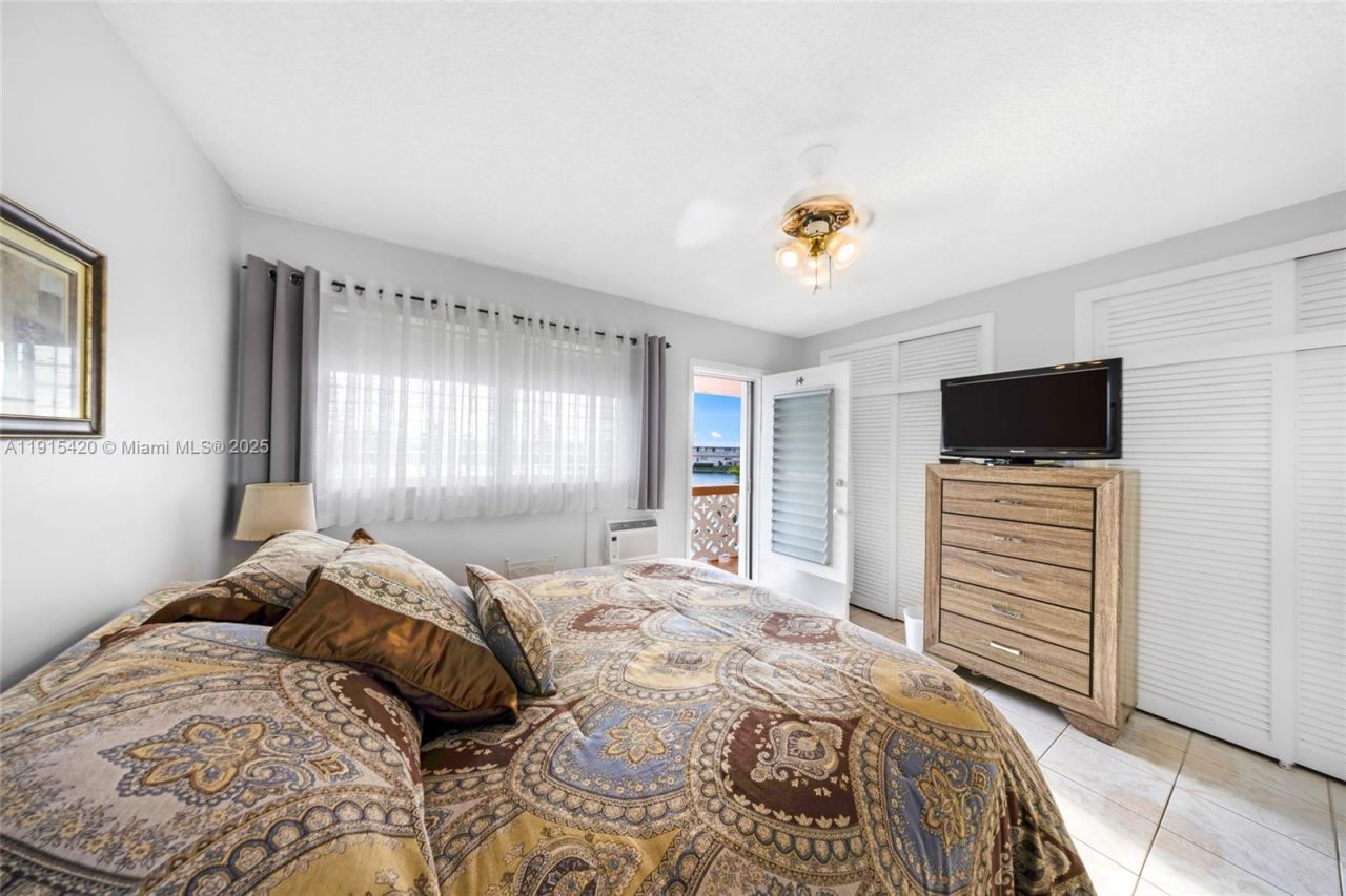 900 SW 10th Ter, Unit 14S, Hallandale Beach, FL 33009 Photo