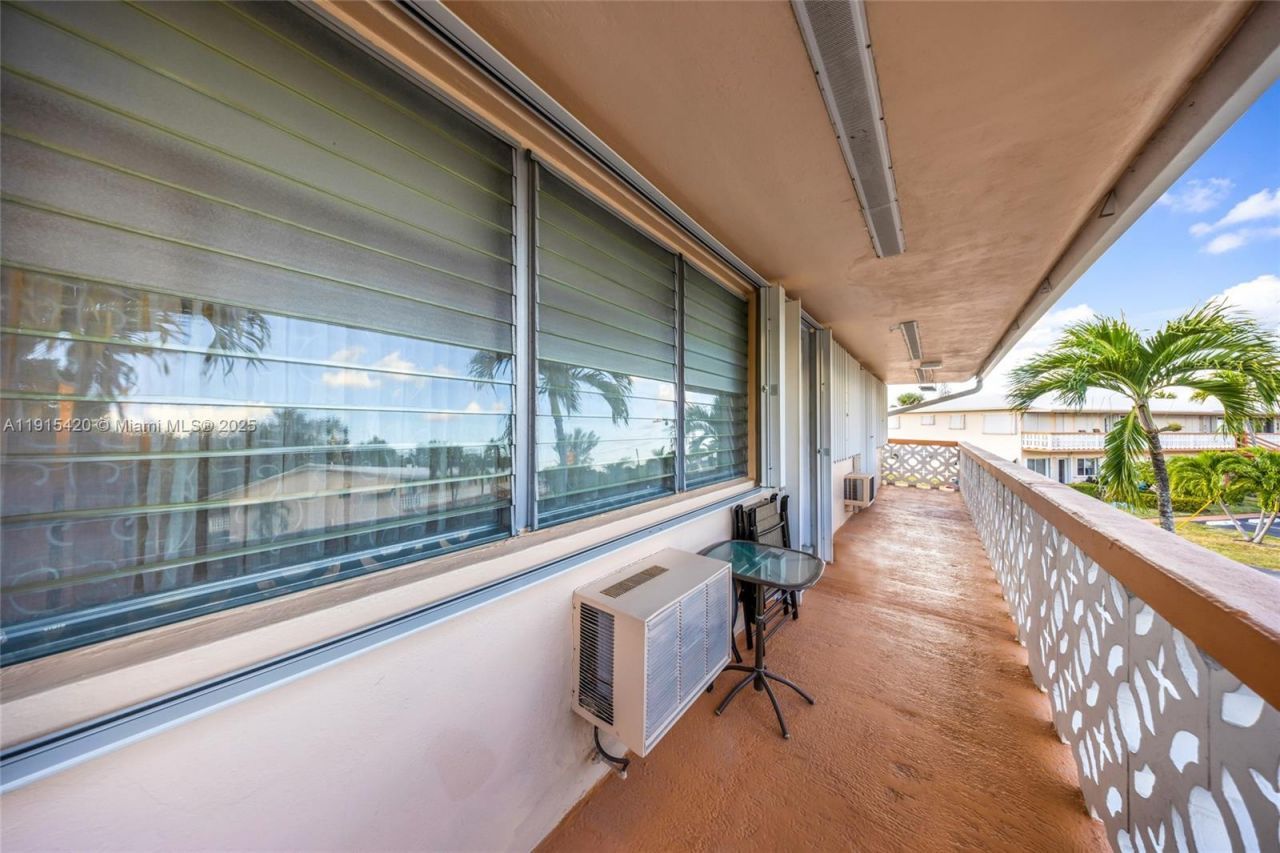 900 SW 10th Ter, Unit 14S, Hallandale Beach, FL 33009 Photo