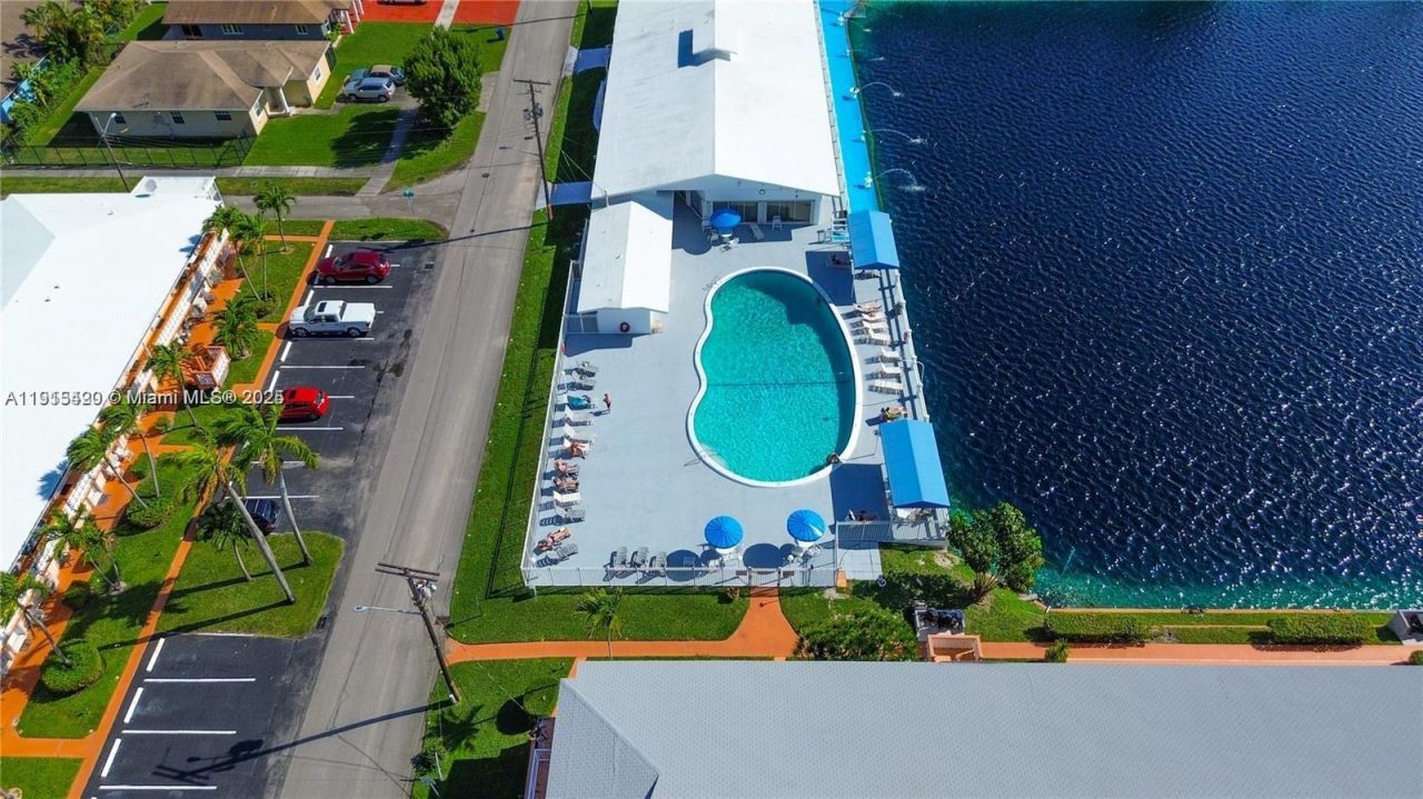 900 SW 10th Ter, Unit 14S, Hallandale Beach, FL 33009 Photo