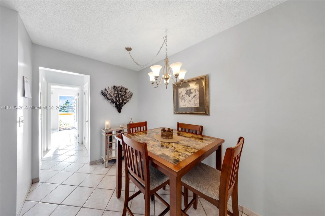 900 SW 10th Ter, Unit 14S, Hallandale Beach, FL 33009 Photo