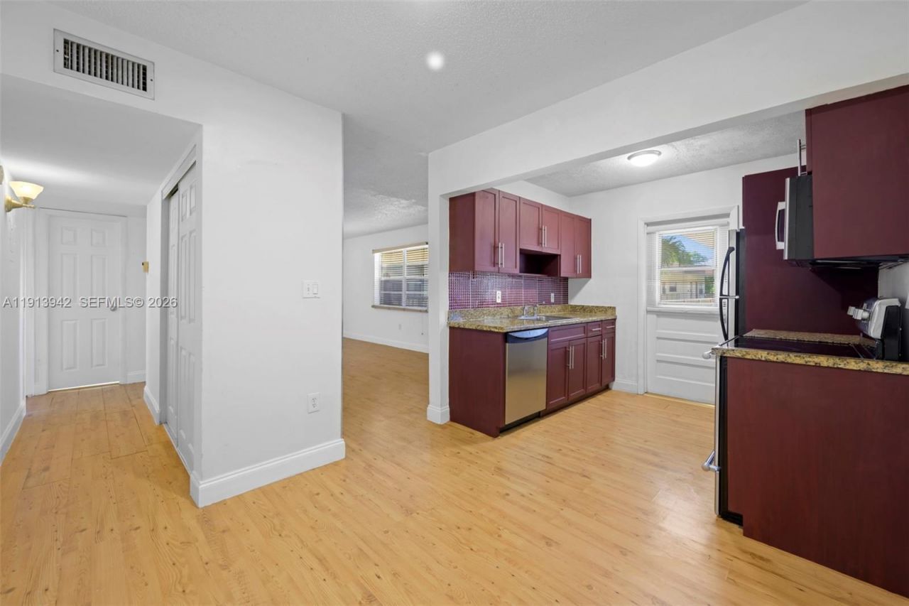 415 NE 2nd St, Unit 215, Hallandale Beach, FL 33009 Photo