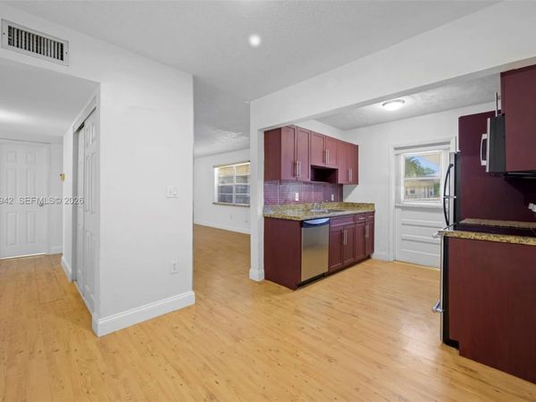 415 NE 2nd St, Unit 215, Hallandale Beach, FL 33009