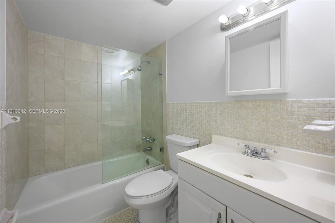 415 NE 2nd St, Unit 215, Hallandale Beach, FL 33009 Photo