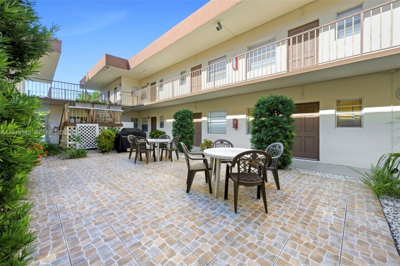 415 NE 2nd St, Unit 215, Hallandale Beach, FL 33009 Photo