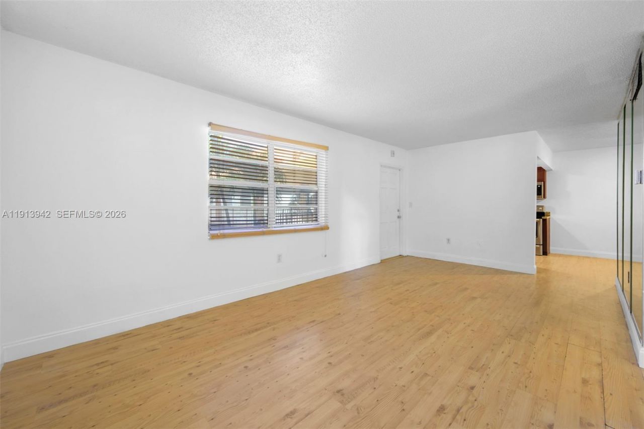 415 NE 2nd St, Unit 215, Hallandale Beach, FL 33009 Photo