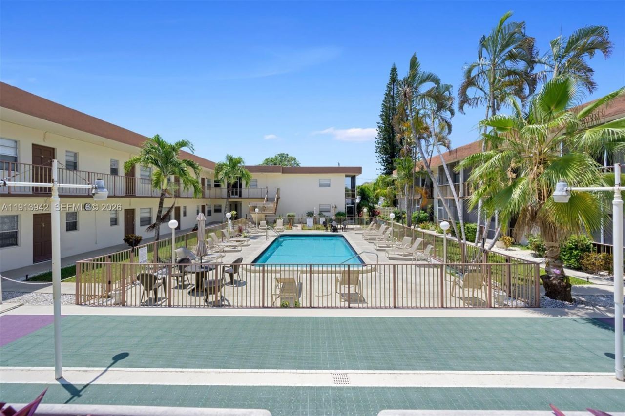 415 NE 2nd St, Unit 215, Hallandale Beach, FL 33009 Photo