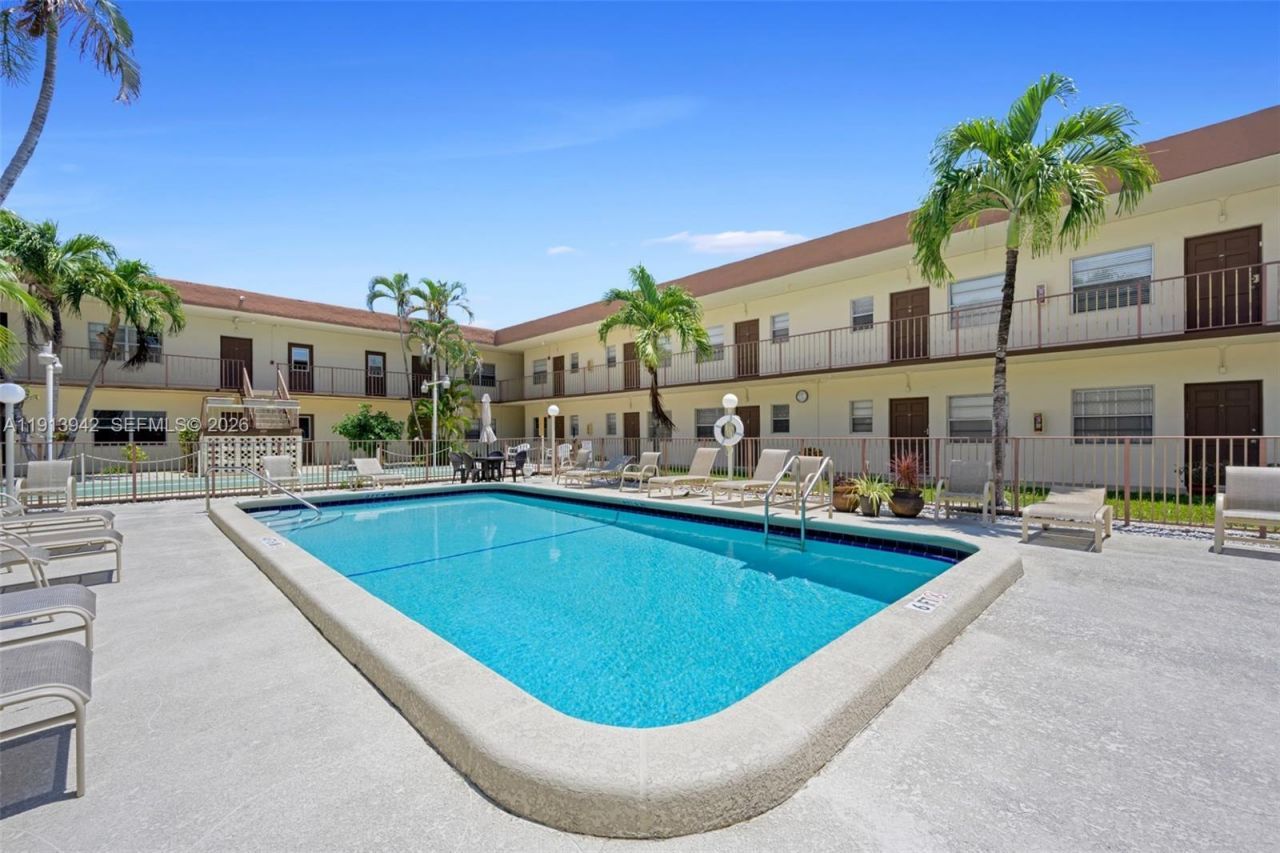 415 NE 2nd St, Unit 215, Hallandale Beach, FL 33009 Photo