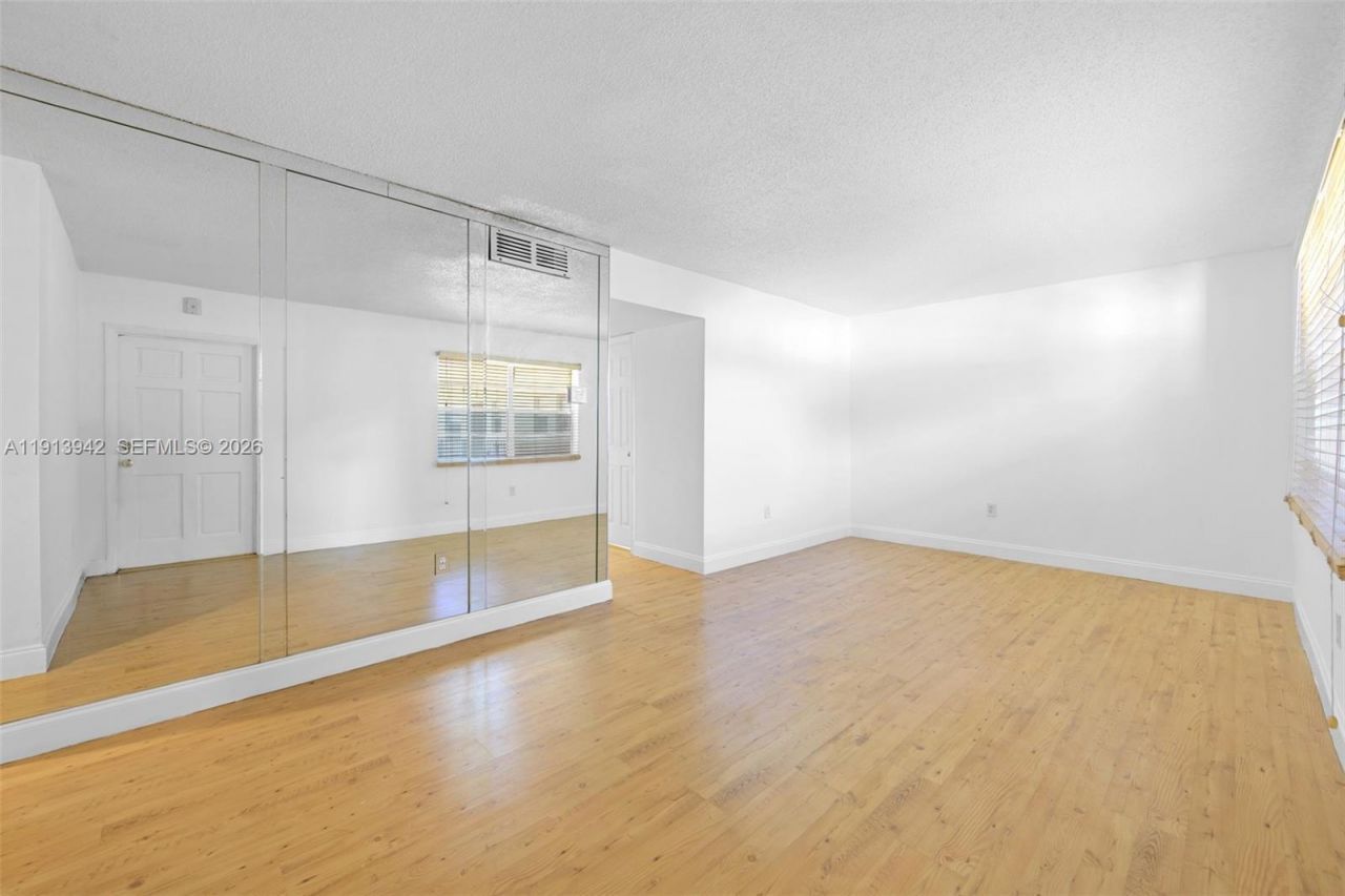 415 NE 2nd St, Unit 215, Hallandale Beach, FL 33009 Photo