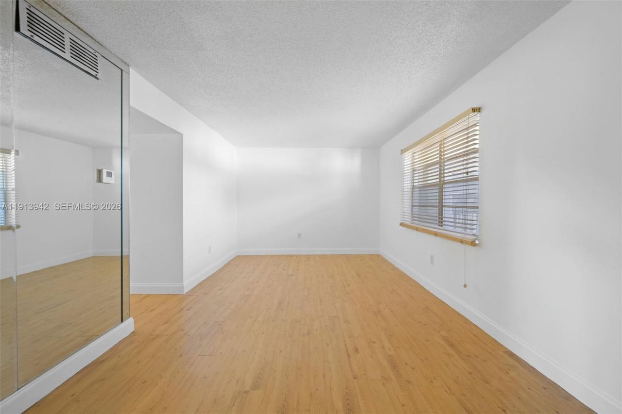 415 NE 2nd St, Unit 215, Hallandale Beach, FL 33009 Photo