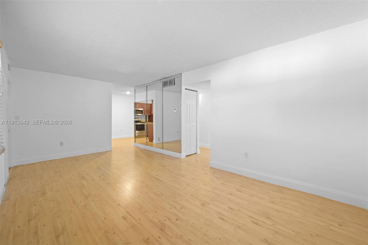 415 NE 2nd St, Unit 215, Hallandale Beach, FL 33009 Photo