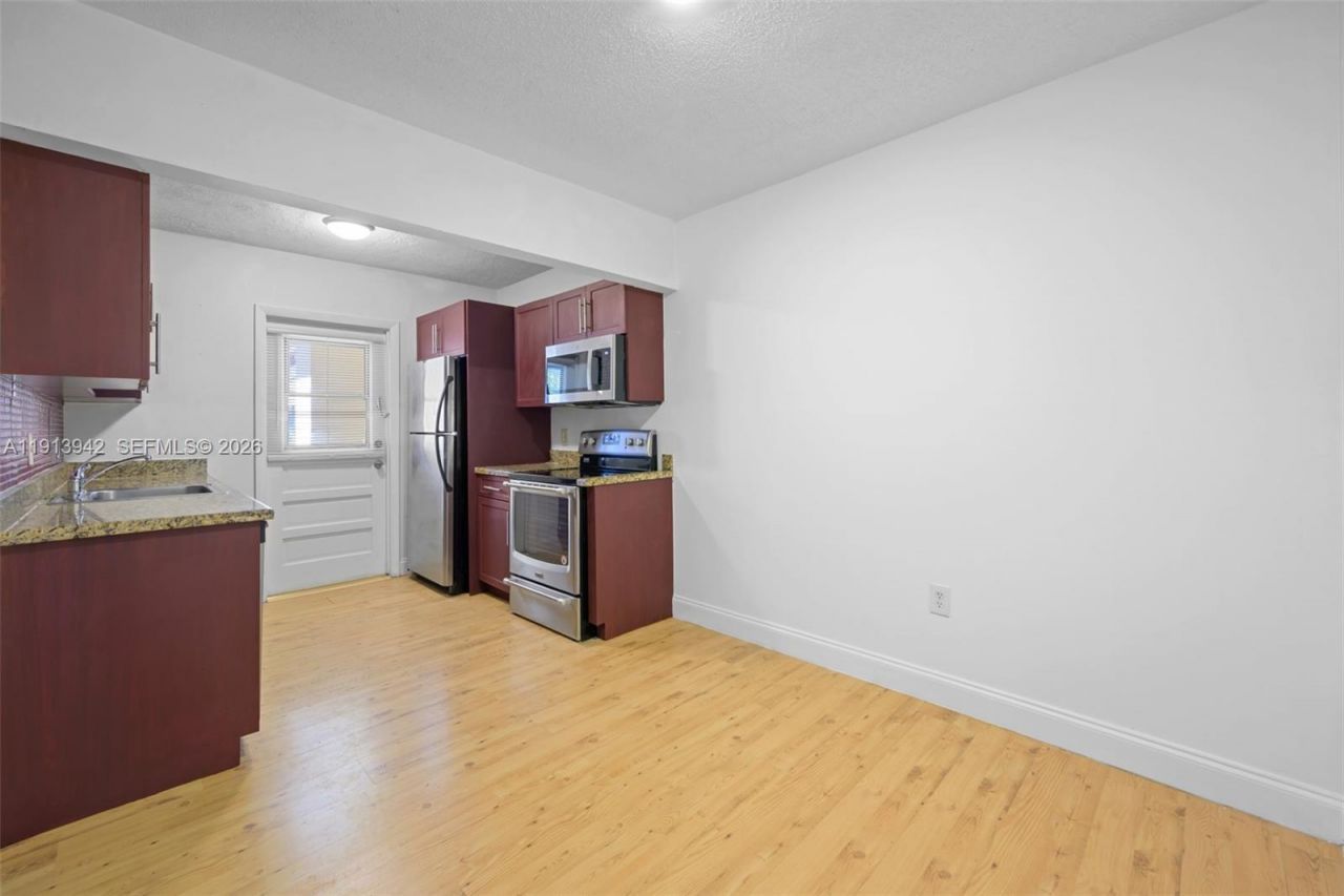 415 NE 2nd St, Unit 215, Hallandale Beach, FL 33009 Photo