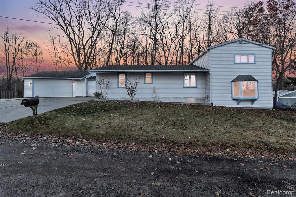 8165 Leonard Drive, Holly Township, MI 48442 Main Photo