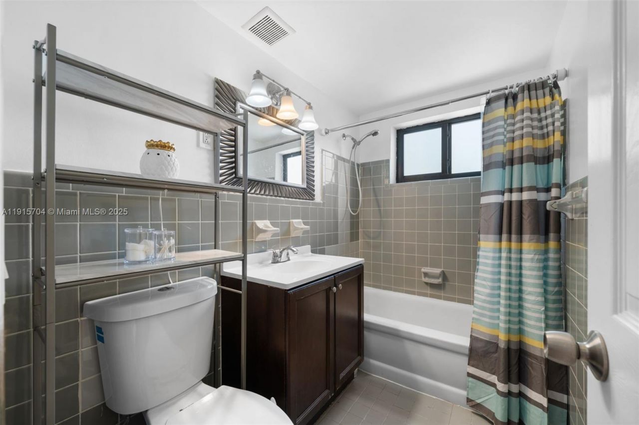 7845 NE Bayshore Ct, Unit 10, Miami, FL 33138 Photo