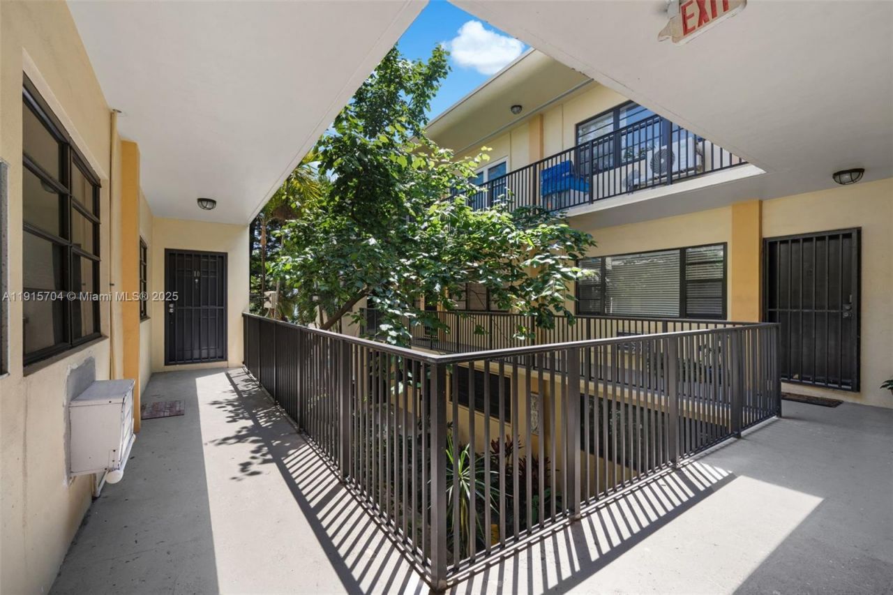 7845 NE Bayshore Ct, Unit 10, Miami, FL 33138 Photo