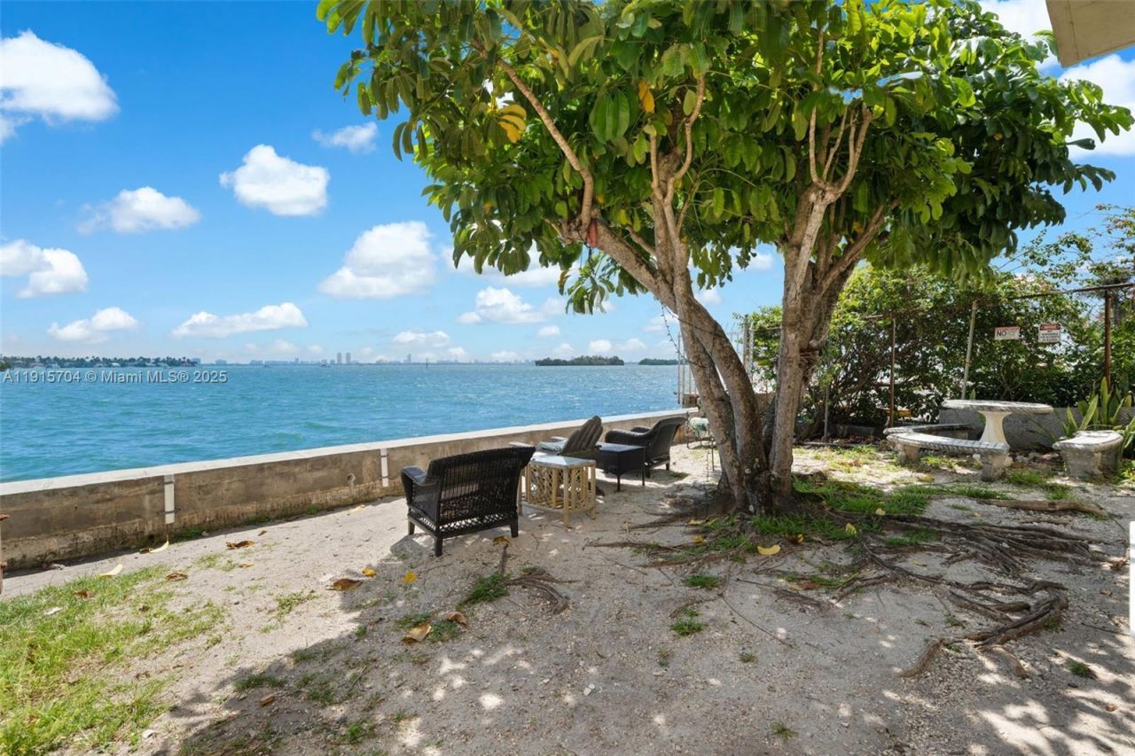 7845 NE Bayshore Ct, Unit 10, Miami, FL 33138 Photo