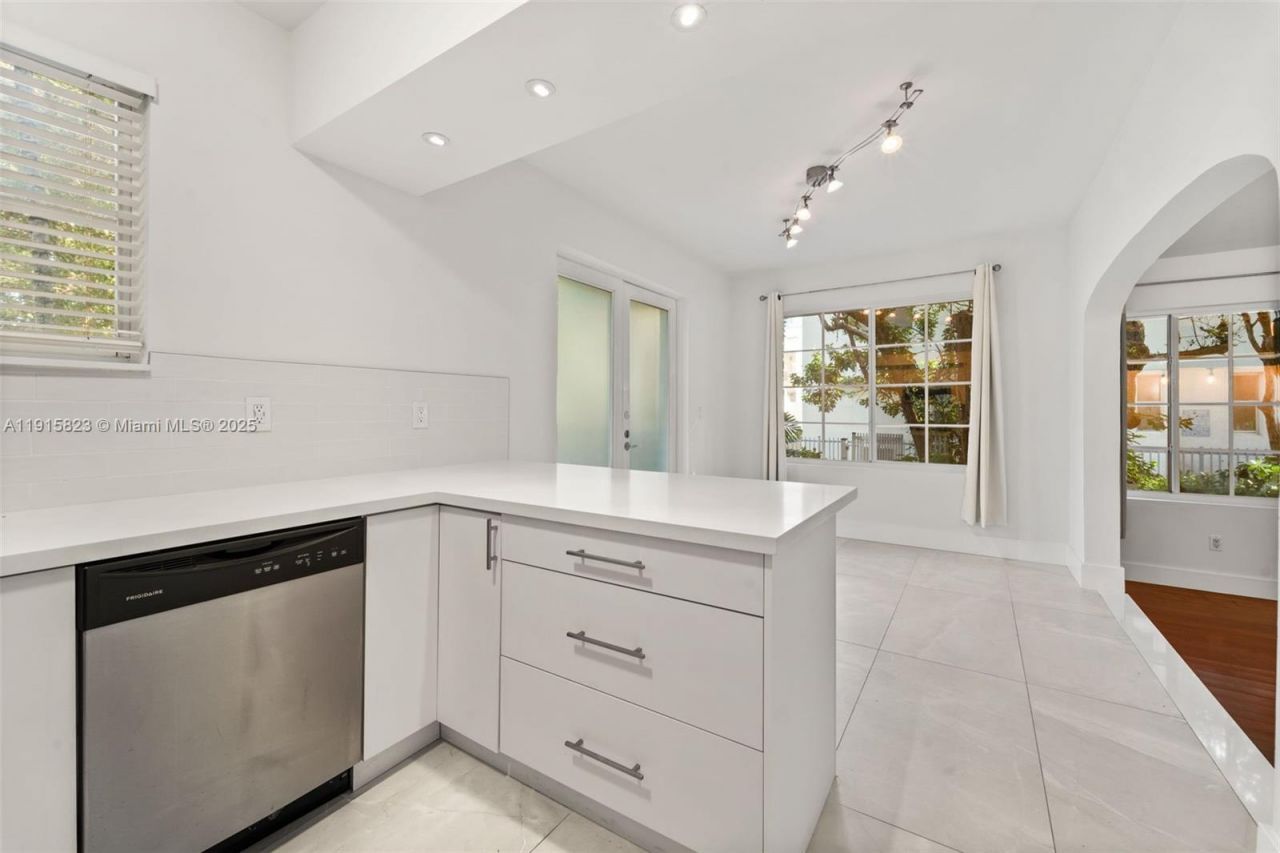 1025 Michigan Av, Unit 1C, Miami Beach, FL 33139 Photo