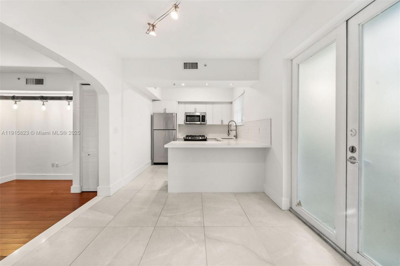 1025 Michigan Av, Unit 1C, Miami Beach, FL 33139 Photo