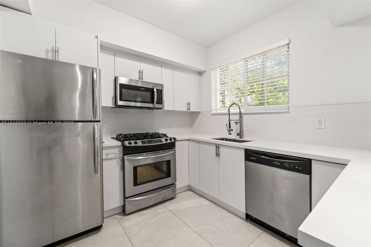 1025 Michigan Av, Unit 1C, Miami Beach, FL 33139 Photo