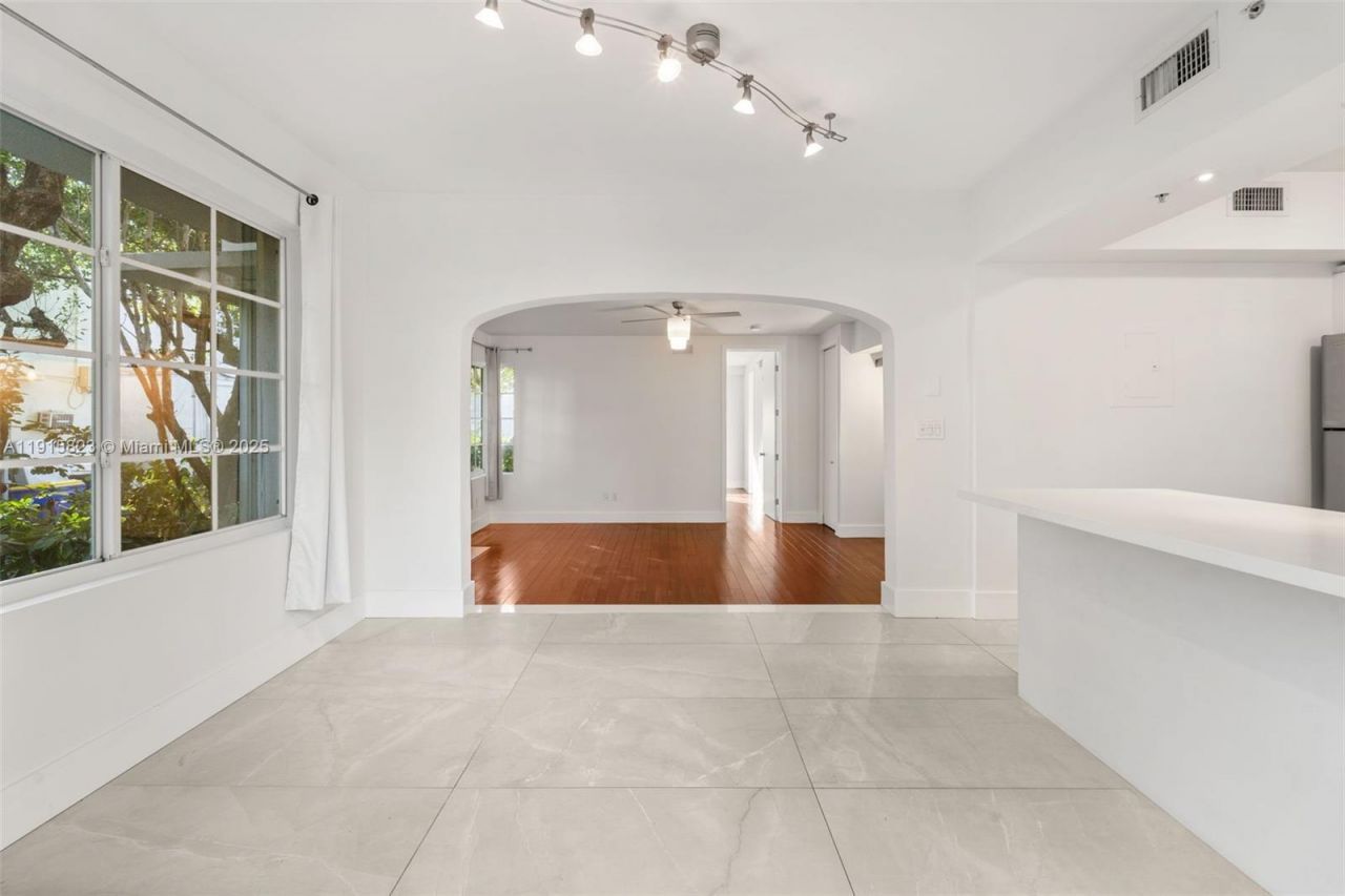 1025 Michigan Av, Unit 1C, Miami Beach, FL 33139 Photo