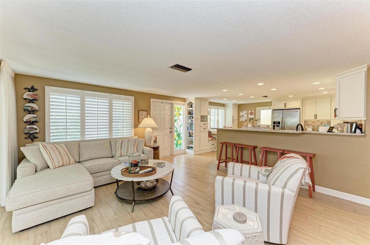 136 Crescent Dr, Anna Maria, FL 34216 Photo