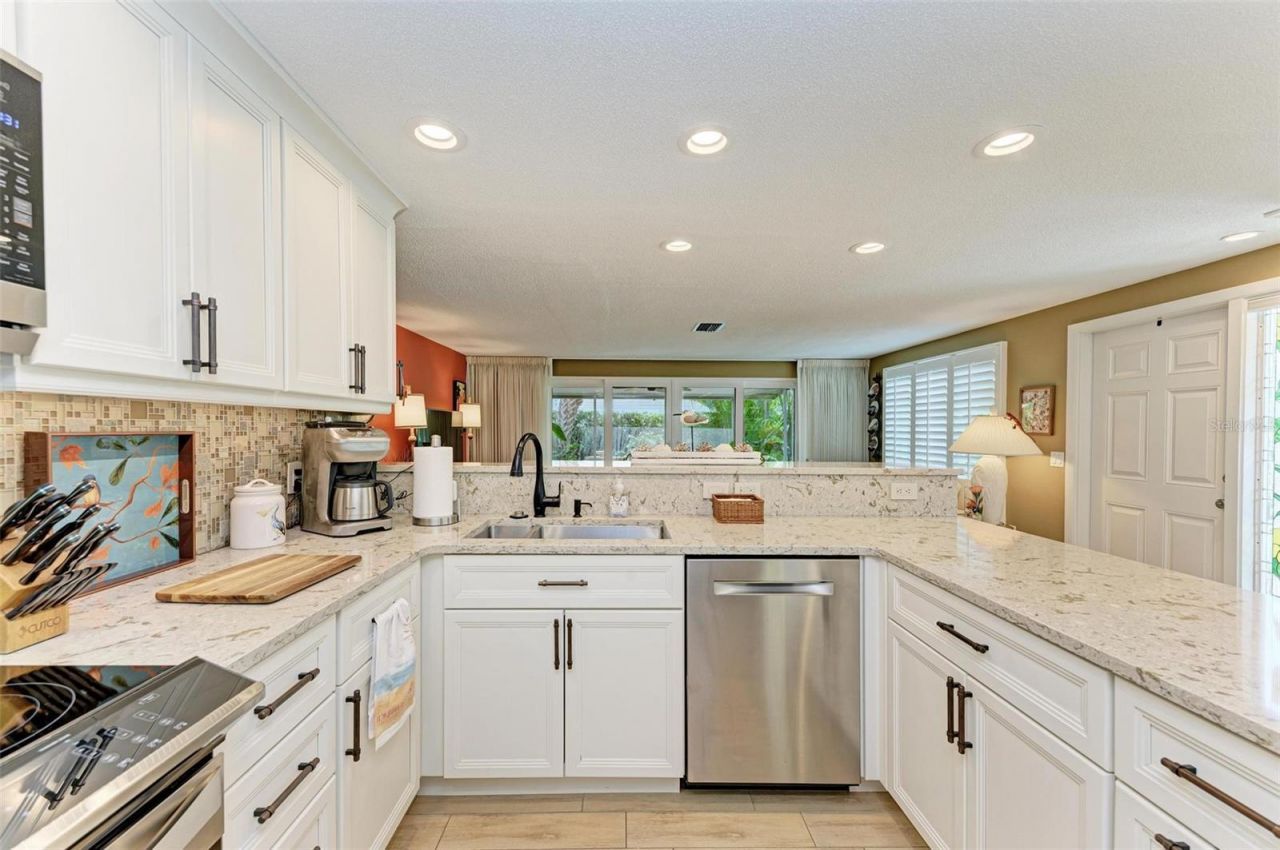 136 Crescent Dr, Anna Maria, FL 34216 Photo