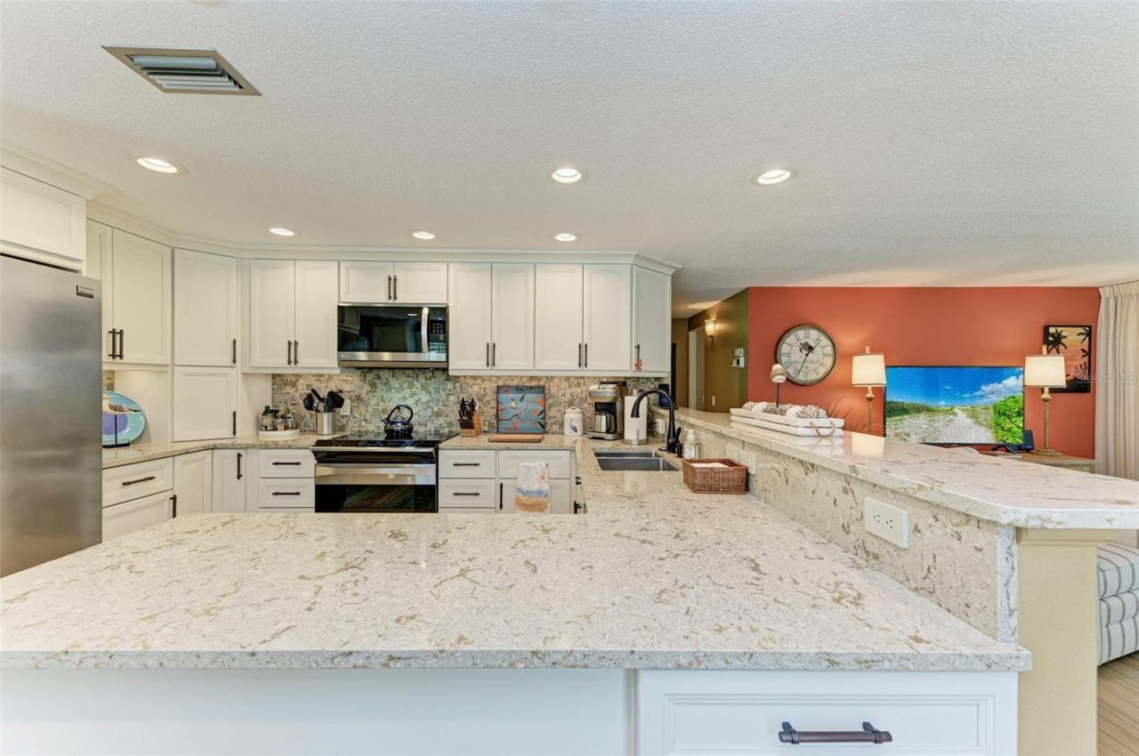 136 Crescent Dr, Anna Maria, FL 34216 Photo