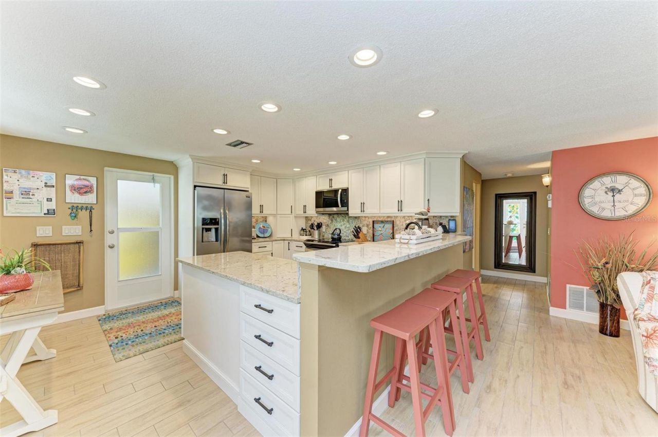 136 Crescent Dr, Anna Maria, FL 34216 Photo