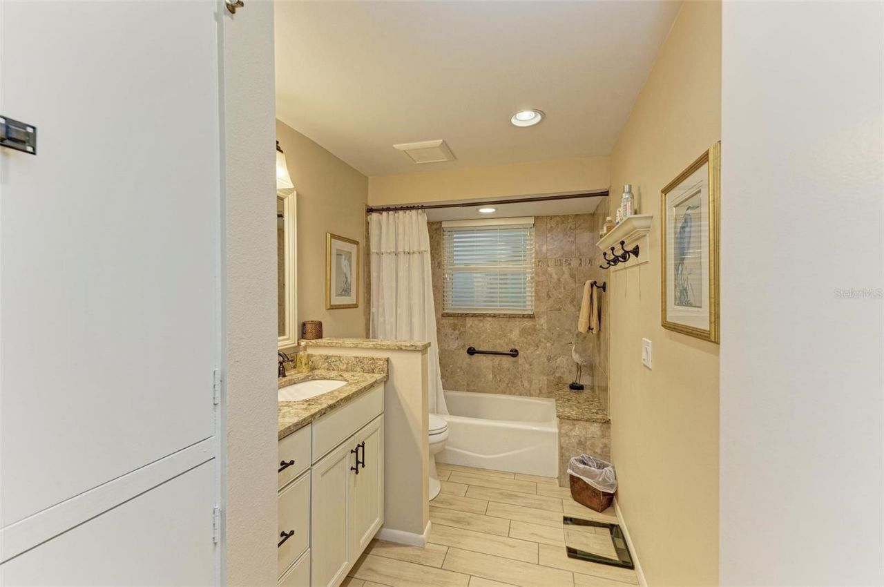 136 Crescent Dr, Anna Maria, FL 34216 Photo