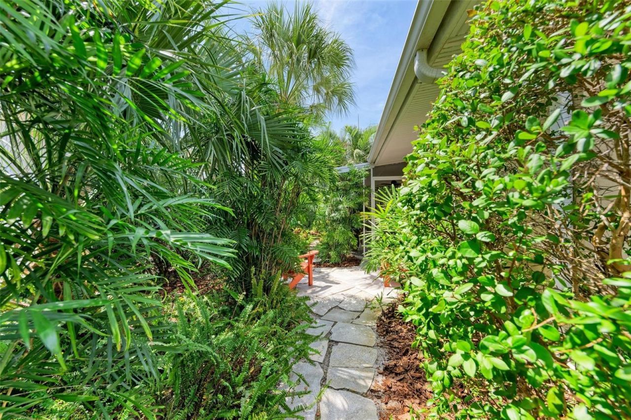 136 Crescent Dr, Anna Maria, FL 34216 Photo