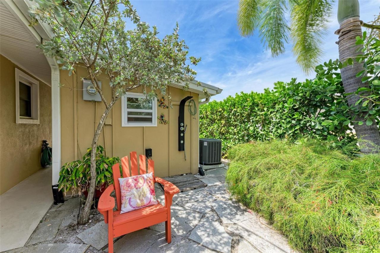 136 Crescent Dr, Anna Maria, FL 34216 Photo