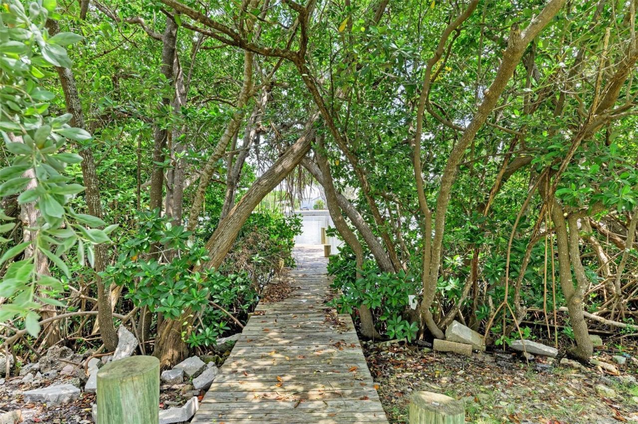 136 Crescent Dr, Anna Maria, FL 34216 Photo