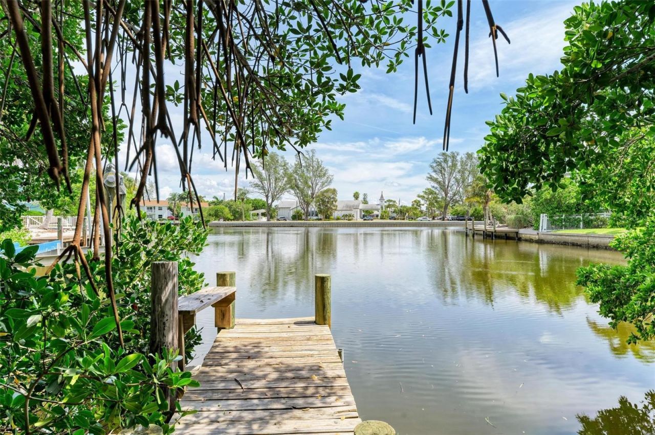 136 Crescent Dr, Anna Maria, FL 34216 Photo