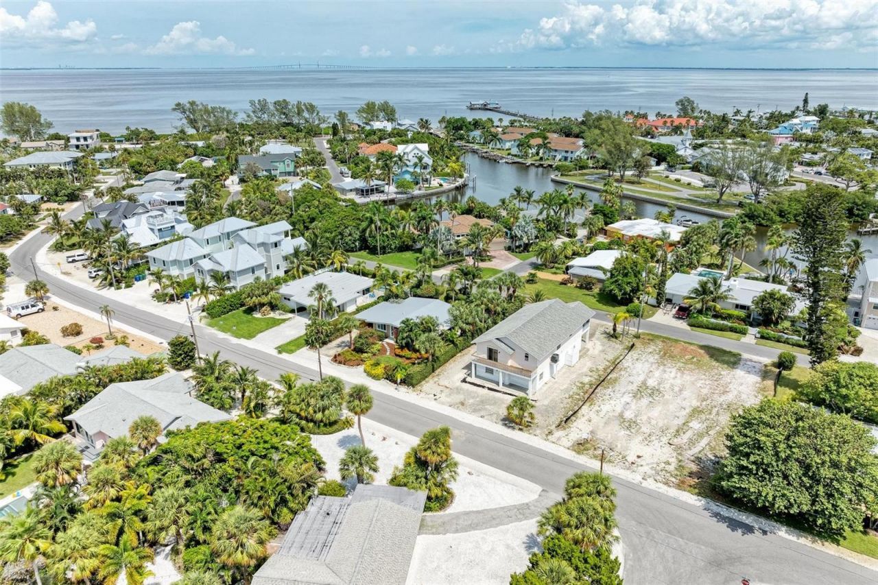 136 Crescent Dr, Anna Maria, FL 34216 Photo