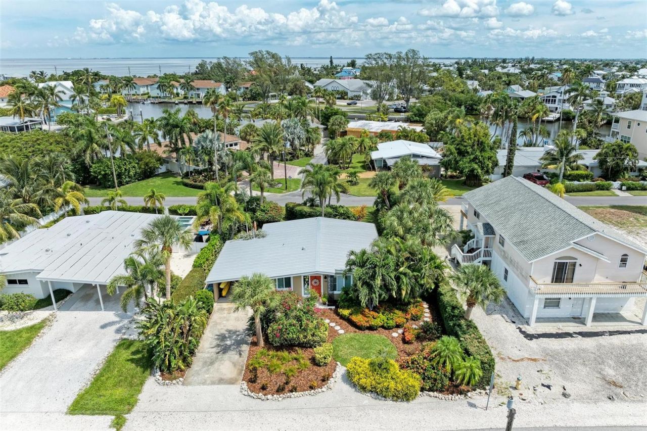 136 Crescent Dr, Anna Maria, FL 34216 Photo
