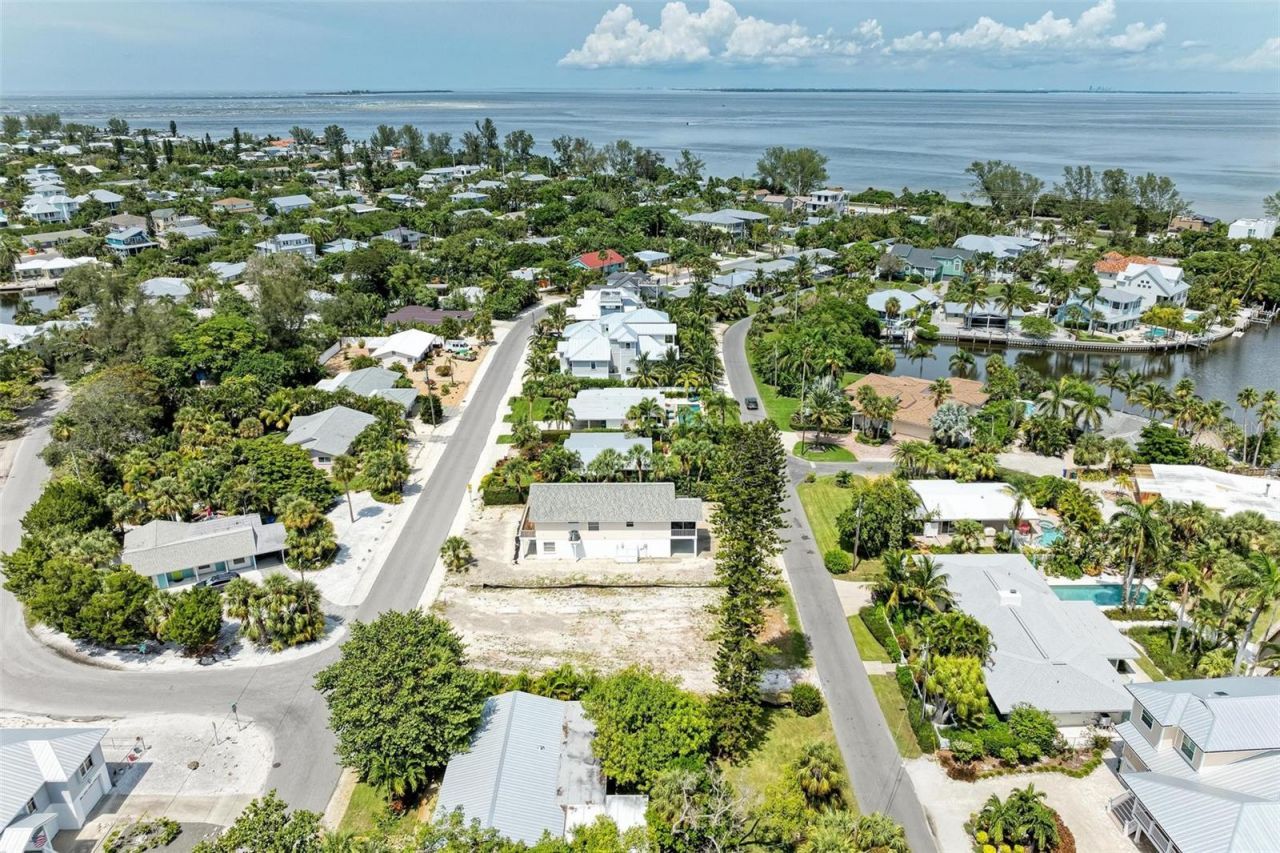 136 Crescent Dr, Anna Maria, FL 34216 Photo