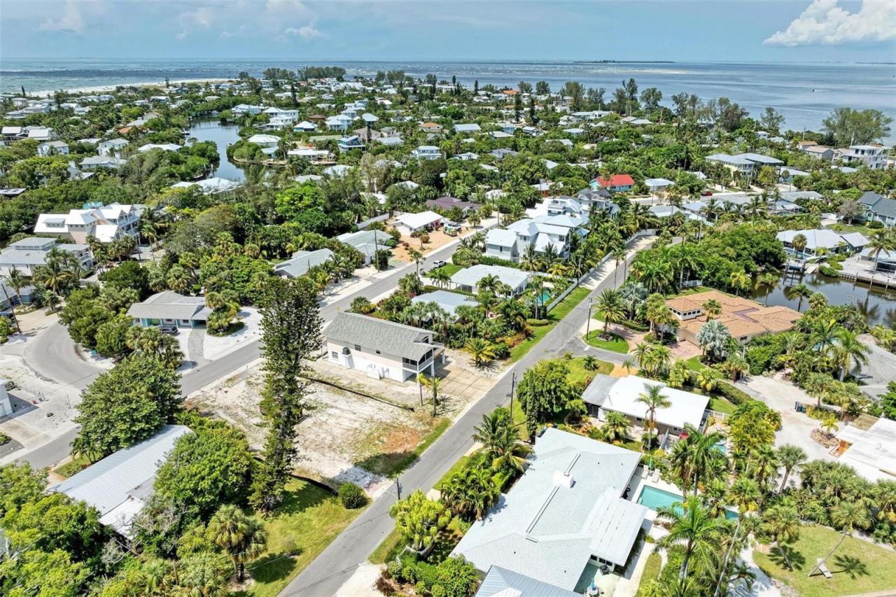 136 Crescent Dr, Anna Maria, FL 34216 Photo