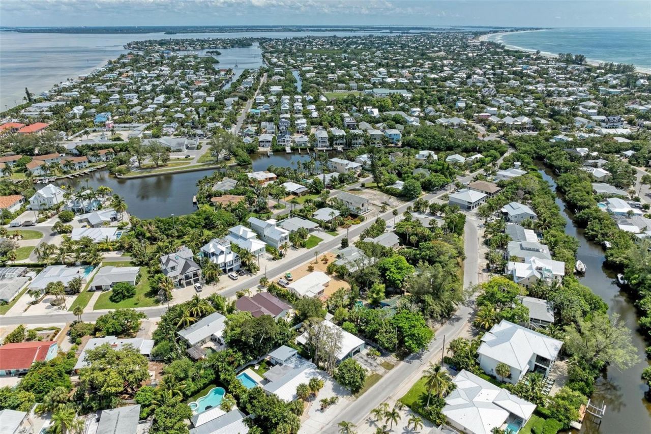 136 Crescent Dr, Anna Maria, FL 34216 Photo