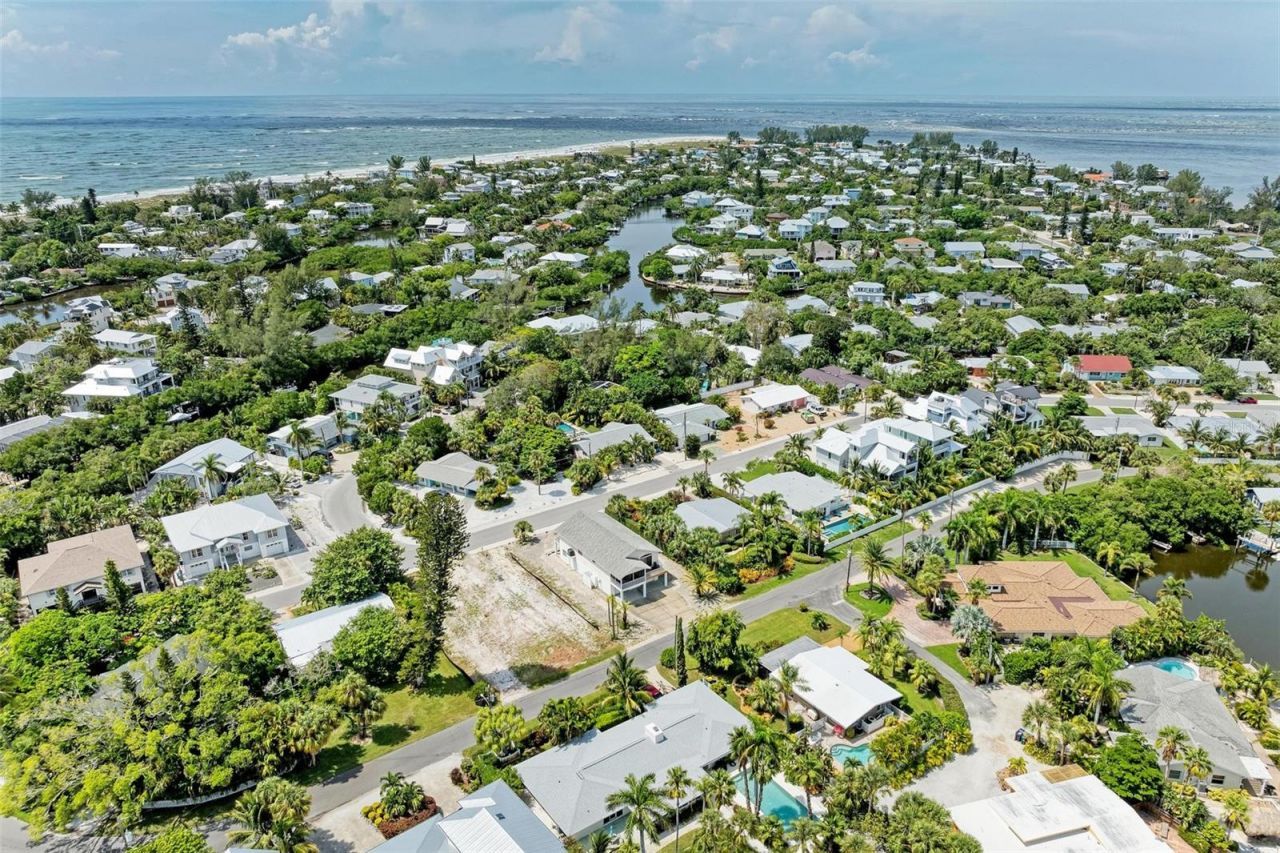 136 Crescent Dr, Anna Maria, FL 34216 Photo