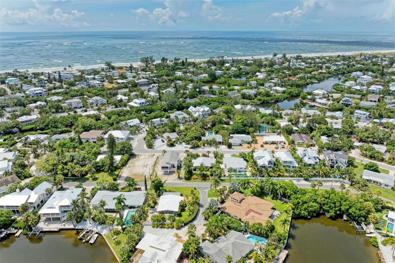 136 Crescent Dr, Anna Maria, FL 34216 Photo