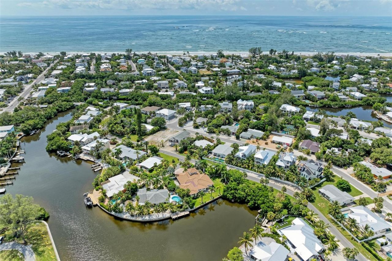 136 Crescent Dr, Anna Maria, FL 34216 Photo