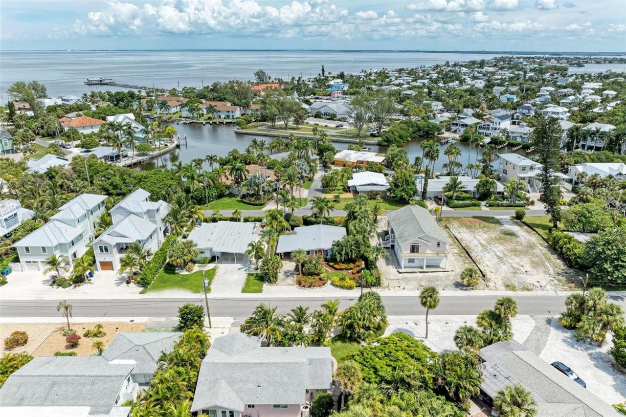 136 Crescent Dr, Anna Maria, FL 34216 Photo